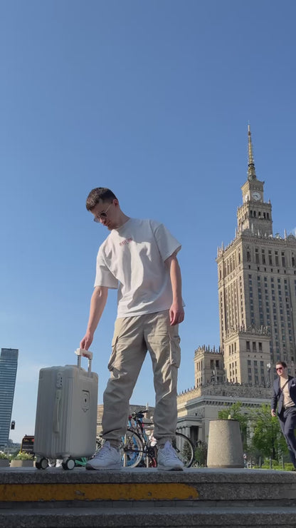 Ładna walizka na podróż samolotem